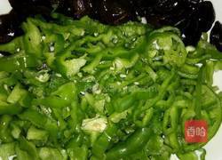 青椒炒木耳的做法图解1