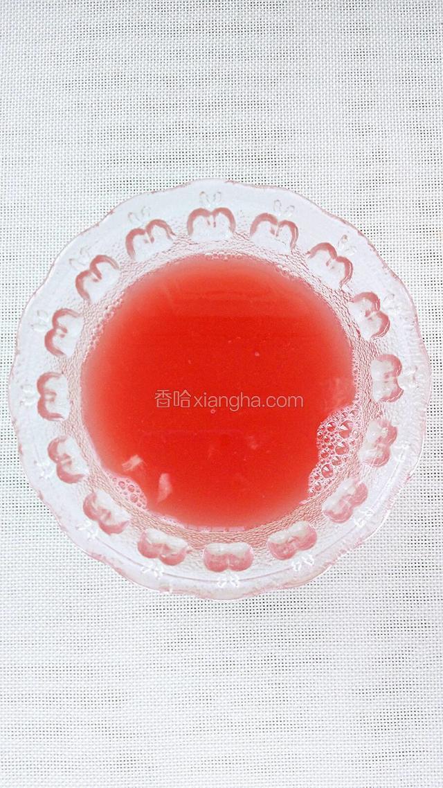 另外一部分西瓜用榨汁机榨成西瓜汁，放在一旁备用。