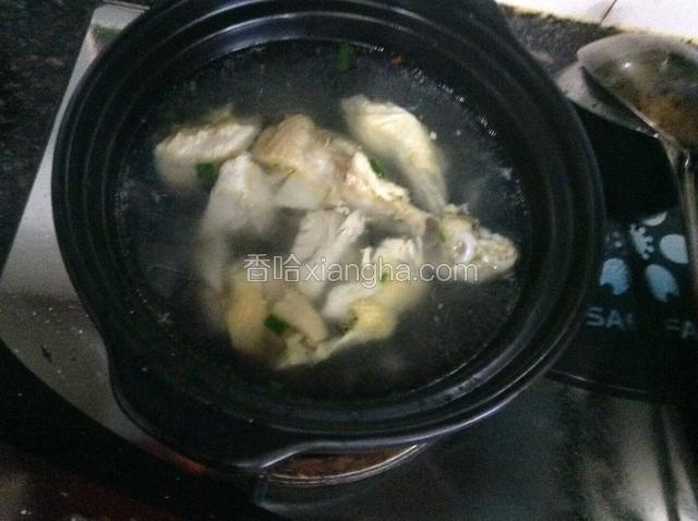 啥锅中注入适量清水下熟鸡肉大火炖十分钟。