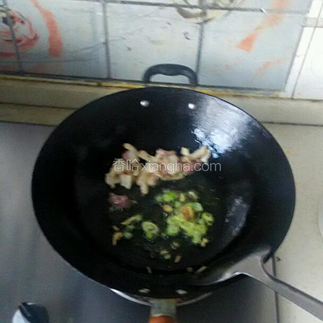 放入葱姜爆香