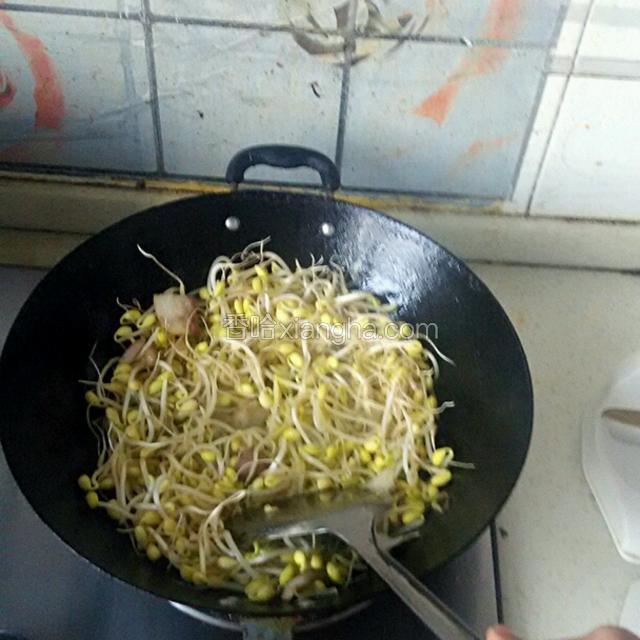 倒入黄豆芽翻炒