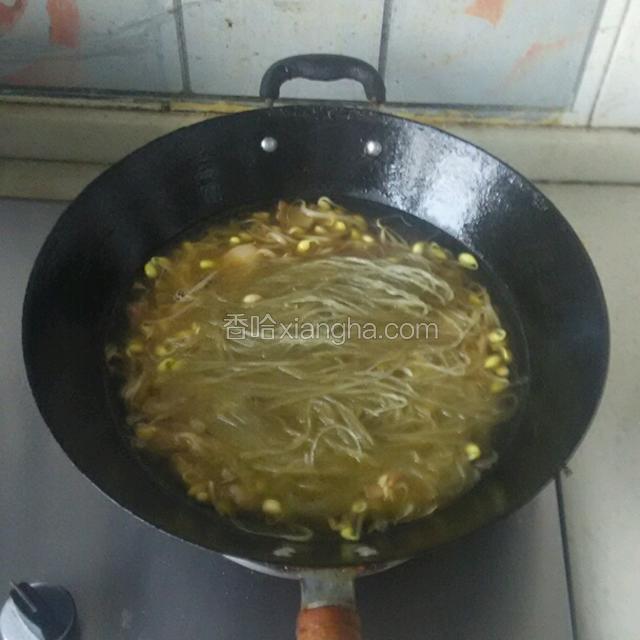 放入泡好的粉条煮熟。