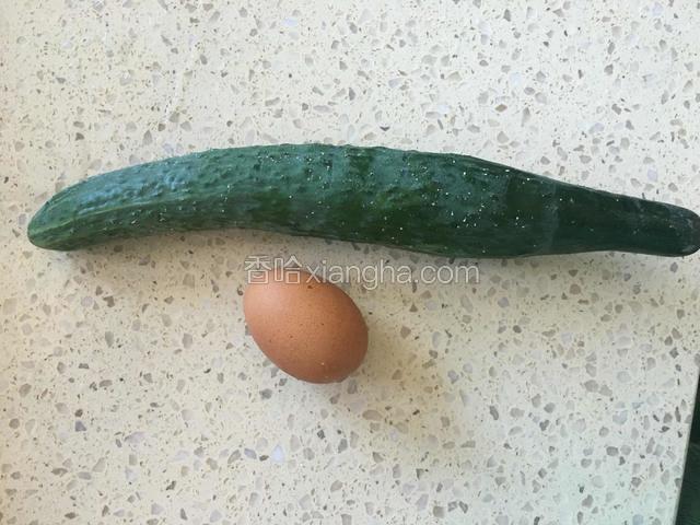 准备食材，黄瓜1根，鸡蛋1个。