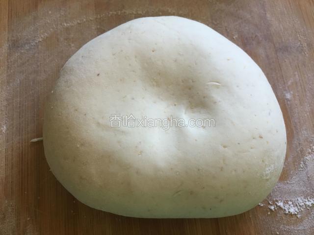 面板撒薄粉，把面团放面板上，多揉一会儿。