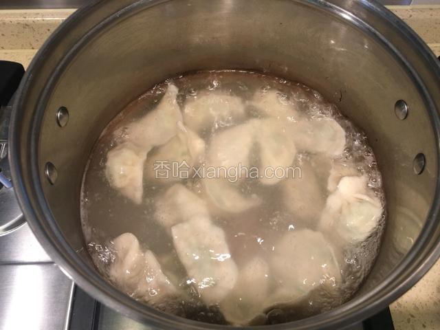 锅中烧开水，先放入2g盐，再放入饺子煮。