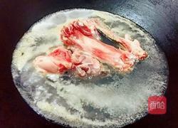 筒子骨玉米萝卜汤的做法图解4