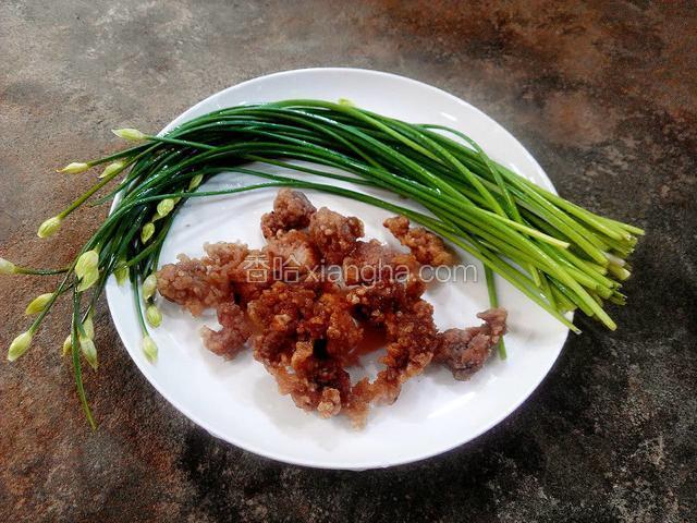 准备好所有的材料，肉是炸过的