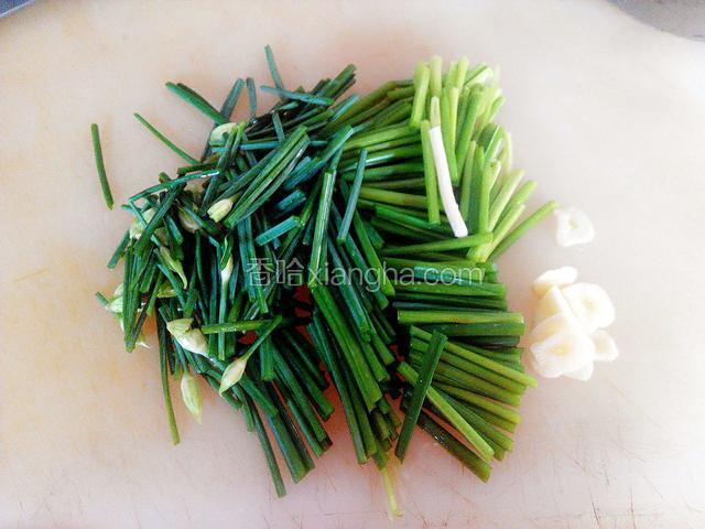 将韭花切段，蒜切片