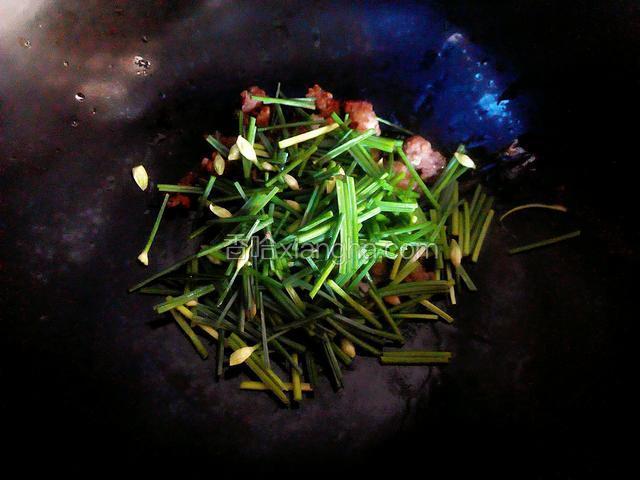 然后倒入肉和韭花