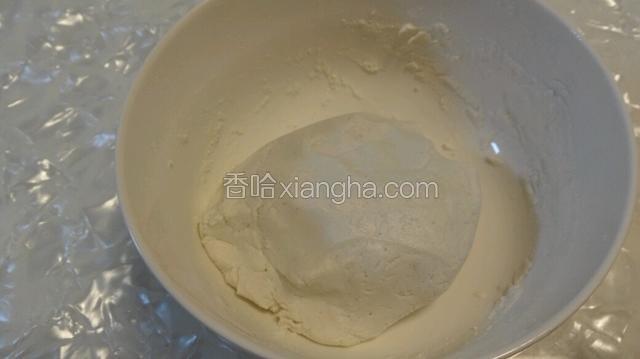 糯米粉加入适量水揉成团，水慢慢加，不要揉太稀了，不好成型。揉到不粘手就好。