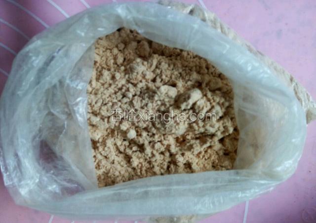 准备好熟粉，我用的是黄豆面粉
