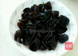 黄豆芽炒木耳的做法图解3