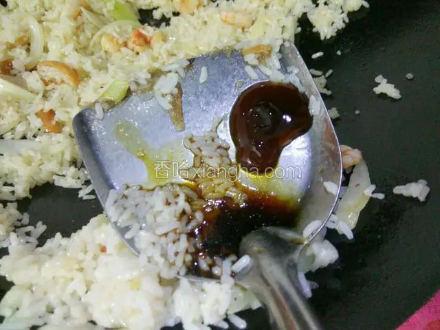 放一匙酱油和少许的蚝油炒入味
