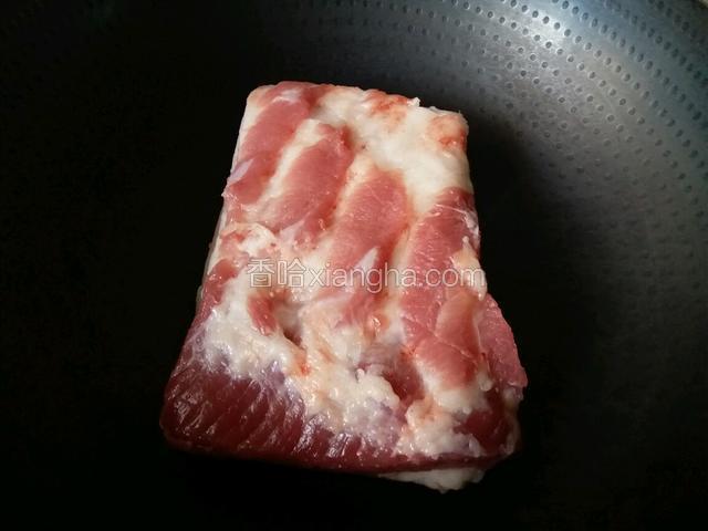 锅烧烫，把肉皮向下，烫去肉皮上的残留的毛，也可以在买肉时让卖肉的处理，我们这是有处理的，为了步骤，我就自己处理了