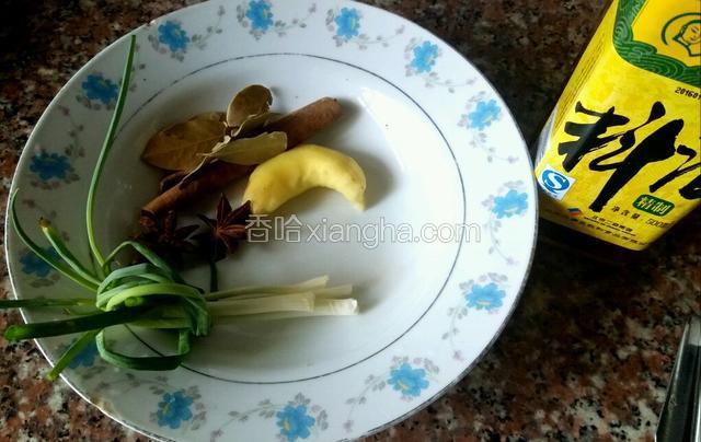 准备好所需的煮肉料，八角，香叶，葱打结，桂皮