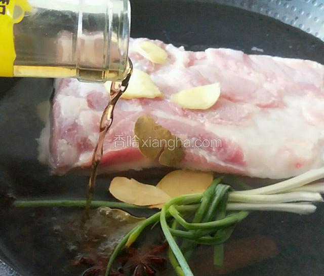 锅里加适量的水，放入洗好的肉块，加步骤4的材料，加入料酒，1勺生抽，1/2勺的老抽，开始煮肉