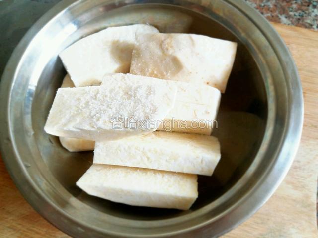 接着用1勺盐把芋块腌十分钟