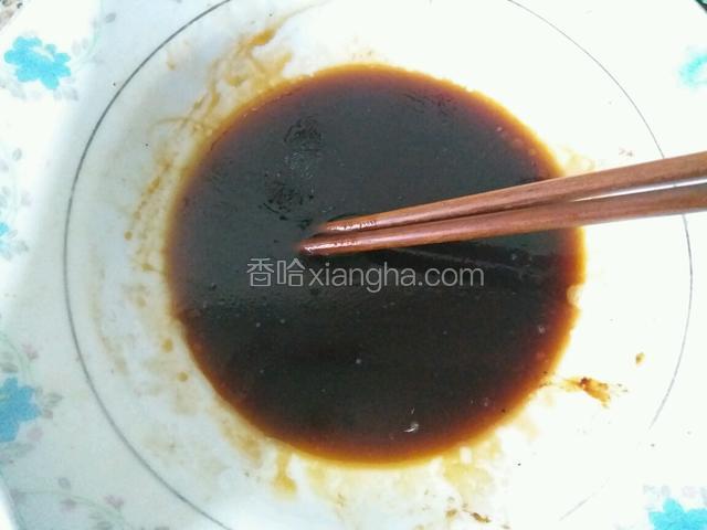 用1大勺生抽，1勺耗油，1/2的白糖调成料汁。这时可以把蒸锅内烧半锅水