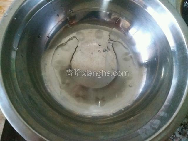 取一个深口的大碗，抹上一点食用油或者猪油