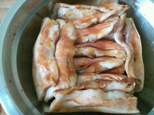 再把17步骤刚调好的料汁，抹在肉和芋片上