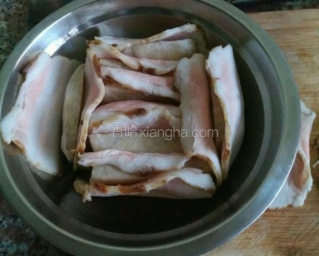 把肉片与芋片，以一片肉一片芋片码入碗内