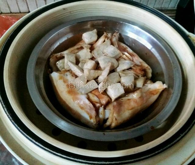 待蒸锅内水开，放入蒸碗，大火蒸60分钟，再虚蒸几分钟。这里我用的普通电饭锅，更省事