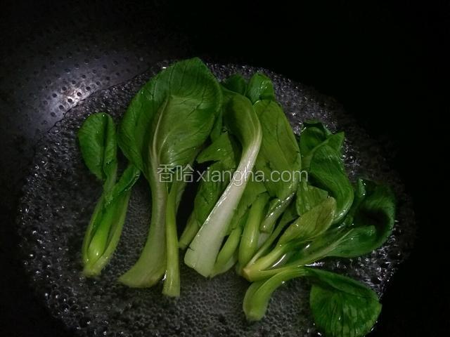 炒锅加水烧开，放点盐，焯水小青菜，几秒捞出过凉水