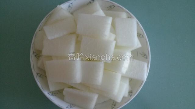 冬瓜洗净去掉皮，切成片。