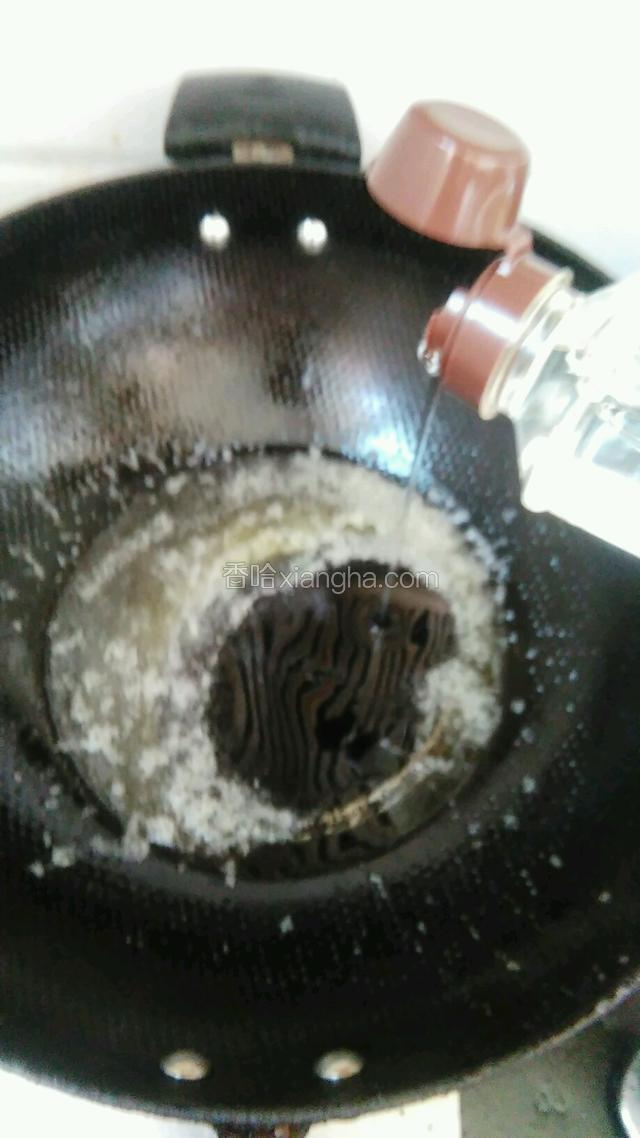 倒入玉米糖浆和淡奶油。