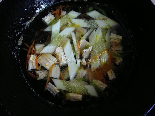 水烧开加入切好的腐竹，黄瓜片和胡萝卜丝（也可以不放胡萝卜），放入少量盐和糖，中火炖10分钟