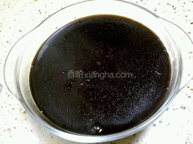倒入容器让它冷确成型，在放到冰箱冷藏一下