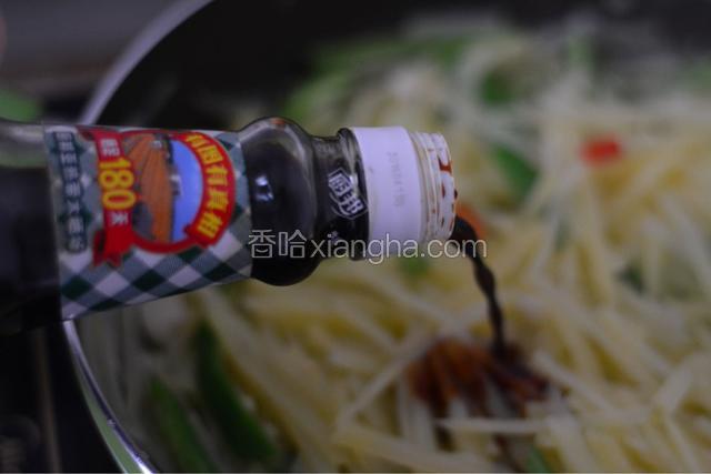 起锅前倒入适量酱油和盐翻炒一会便可出锅。