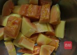 牛奶炖木瓜的做法图解2