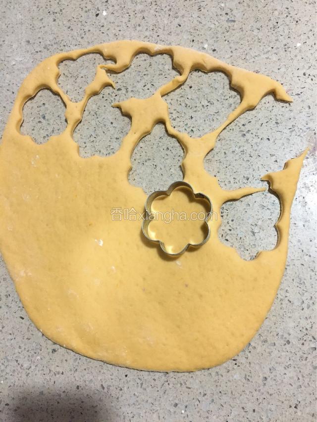 取一半面团擀成稍厚一些面皮，用各种模具压出形状。