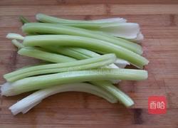 芹菜炒鸡蛋的做法图解1