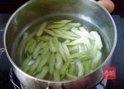 芹菜炒鸡蛋的做法图解2