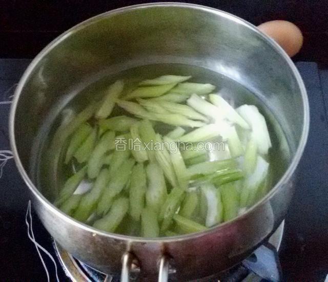 芹菜切斜刀，在开水里焯一下，捞出过凉备用。