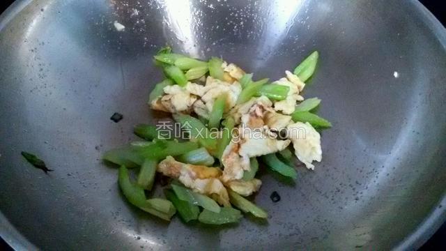放少许盐煸炒均匀关火，关火后放少许鸡精和香油。