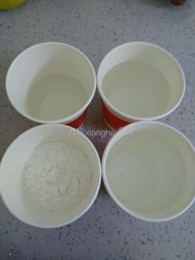 准备好50克红薯淀粉，450克纯净水