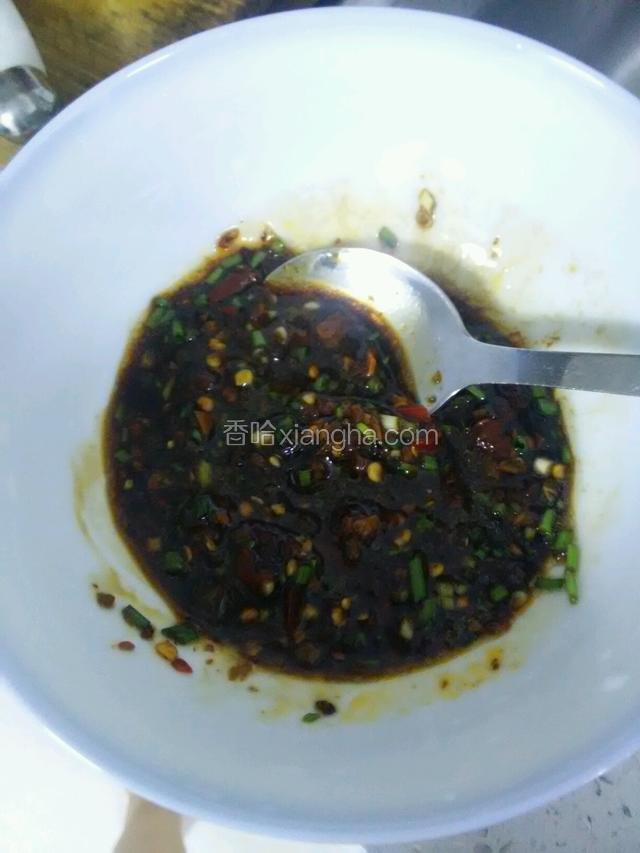 碗里放盐，蚝油，辣椒油，香油，醋，生抽，葱拌匀