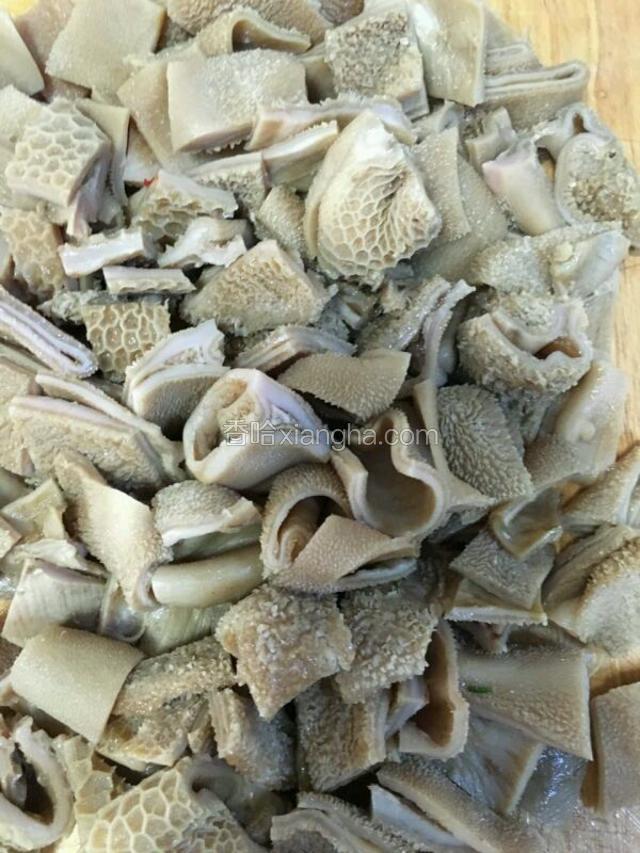 羊肚子切成大片。