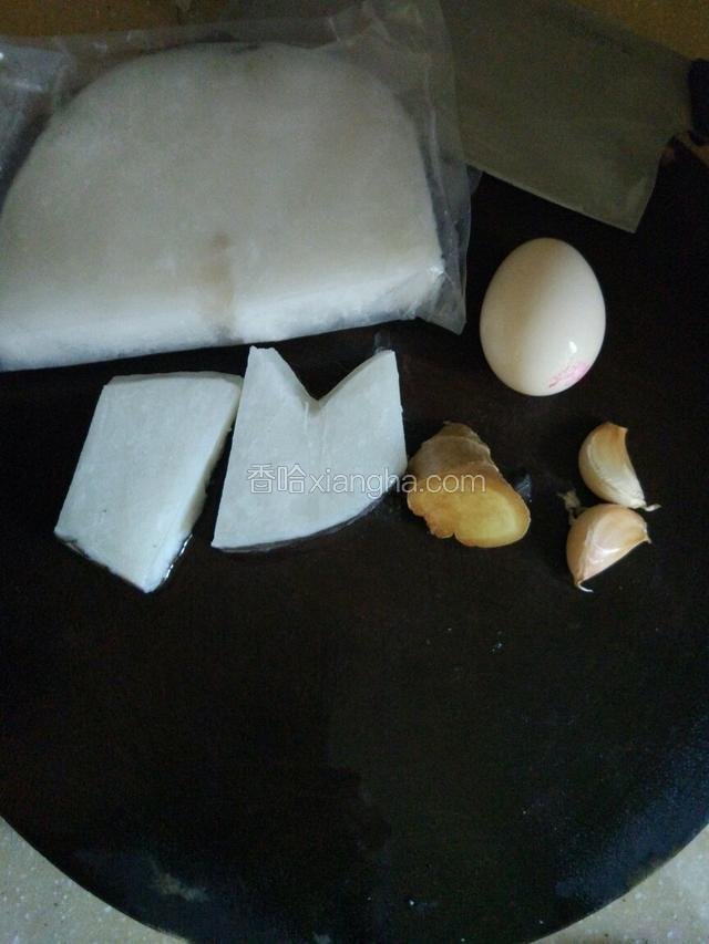 准备下主要食材，有银鳕鱼，鸡蛋，大蒜，姜，把银鳕鱼切下两小块，因为买的是很大块的那种包装！