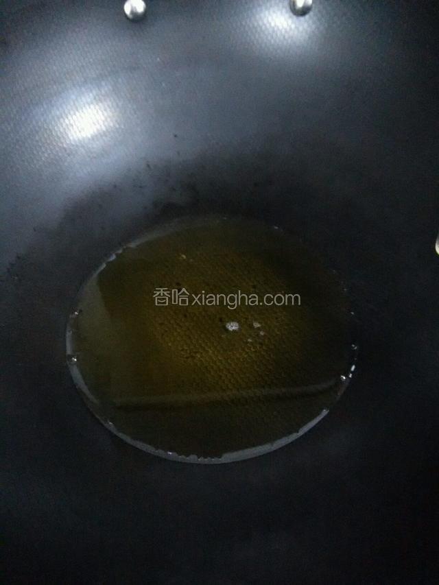 锅中放油烧至七成热