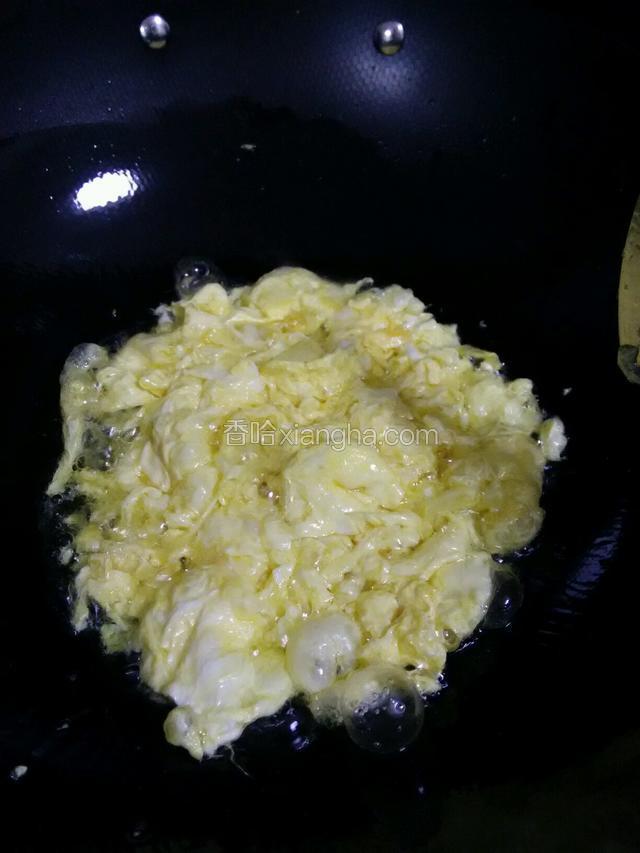 煎至蛋液全部凝固捞出留底油。
