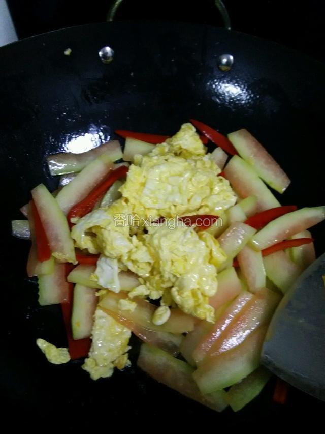 放入炒好的鸡蛋，翻炒半分钟！