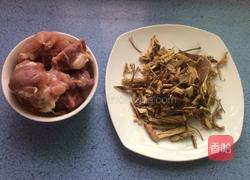 五指毛桃猪骨汤的做法图解1