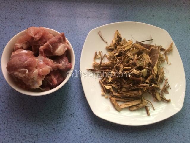 准备好图中食材，猪龙骨，五爪毛桃。