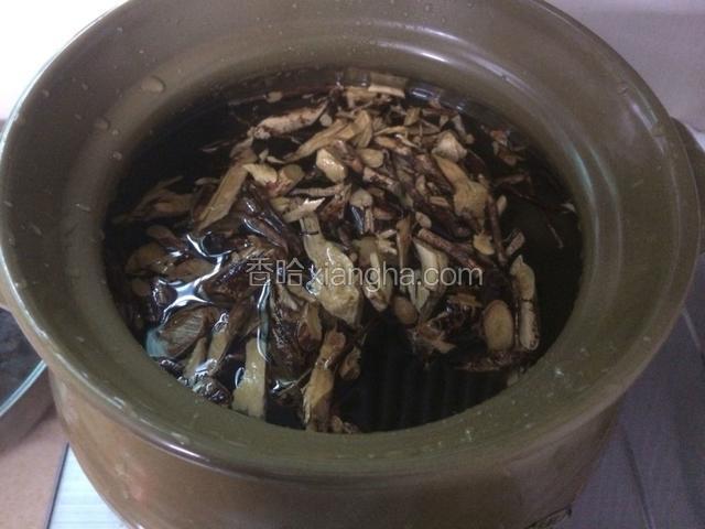 五爪毛桃浸泡好后连同泡的水一起倒入汤锅里大火烧