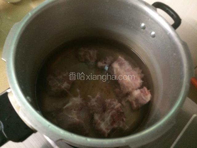 龙骨洗干净血水，下锅绰一下水。
