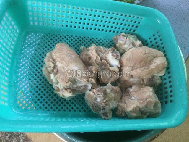 猪龙骨绰水后捞出备用。